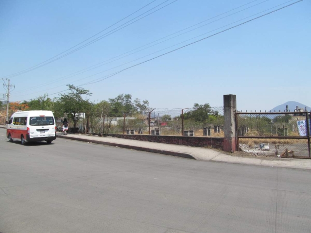 El terreno de una hectárea de “La Alberca” es reclamado por los ejidatarios, pero el ingenio ya colocó un letrero de advertencia en él.