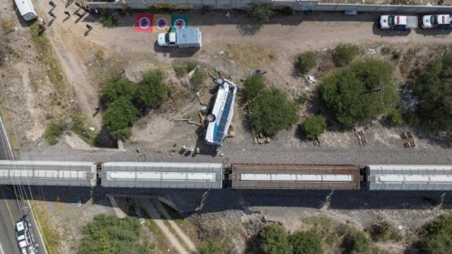 Tren embiste a un autobús en Querétaro; hay seis muertos