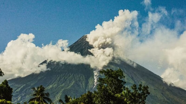 Filipinas prepara evacuaciones por posible erupción del volcán Mayón