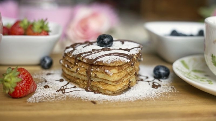 Si quieres comenzar el desayuno de forma dulce prueba estos ricos hot cakes sabor café