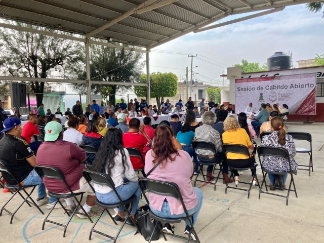 Entrega alcalde de Jiutepec alarmas vecinales a habitantes de la colonia El Campanario