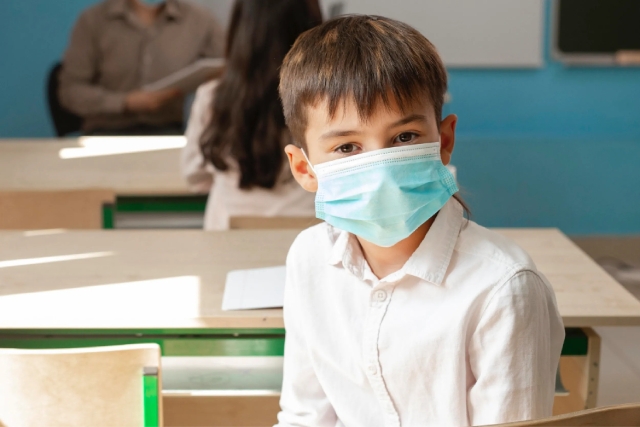 Jalisco ordena uso de cubrebocas en escuelas por aumento de sarampi&oacute;n