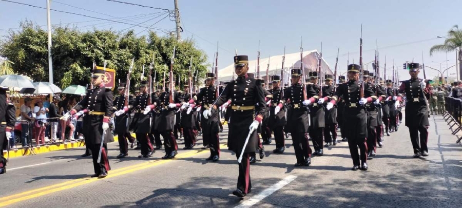 Cientos de personas disfrutaron del desfile cívico-militar.