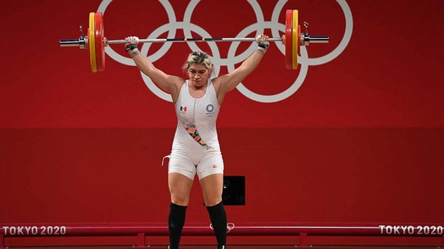 Aremi Fuentes, pesista mexicana, gana medalla de bronce.