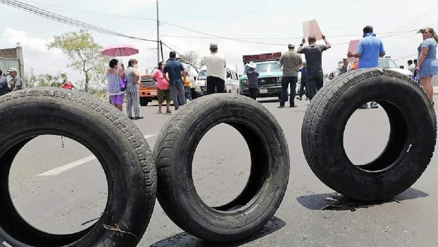 Los inconformes bloquearon la carretera México-Oaxaca para aumentar la presión contra las autoridades.