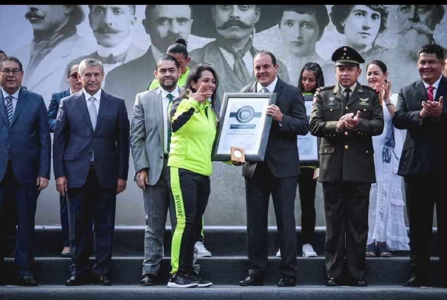 Como entrenadora de luchas logró el año pasado el premio estatal del deporte.