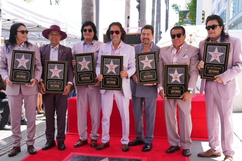 Los Bukis reciben estrella en el Paseo de la Fama y la dedican a los inmigrantes en EE.UU.