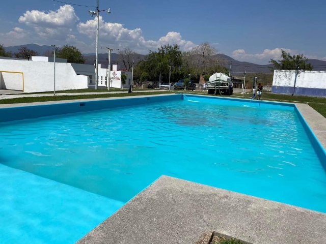 La alberca ya está lista para iniciar las clases de natación.