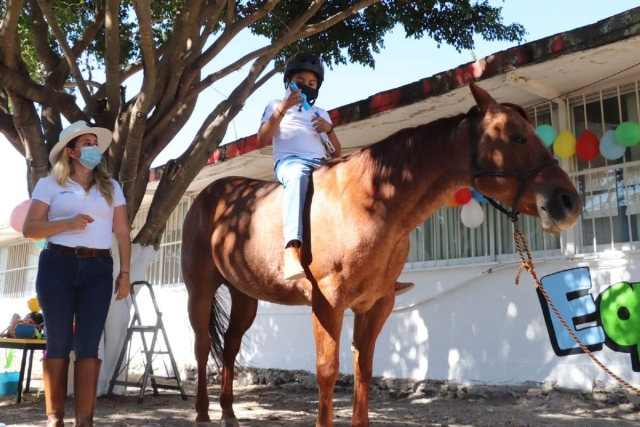 A partir de este viernes se presentarán aspirantes a recibir la equinoterapia en el DIF de Tlaquiltenango. La encargada del programa comentó que el plan es de 12 sesiones.