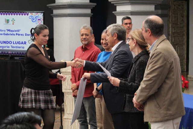 Entrega Urióstegui premios a los participantes del segundo concurso de artesanías elaboradas en Cuernavaca