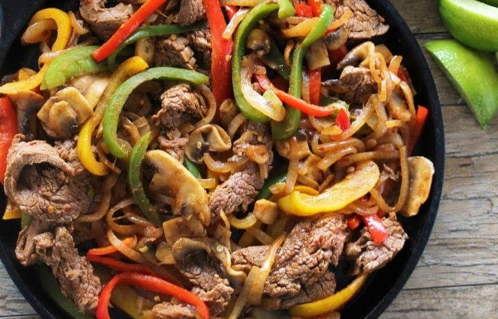 Fajitas de bistec con guarnición de pepino, crea una cena sencilla pero con mucho sabor