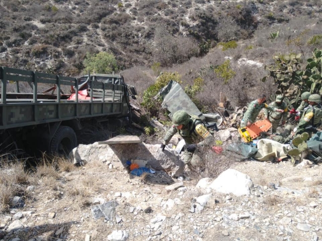 Se vuelca camión con militares en Puebla.