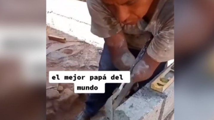 Presume con orgullo a su papá en Tiktok, un carpintero y albañil sin brazos