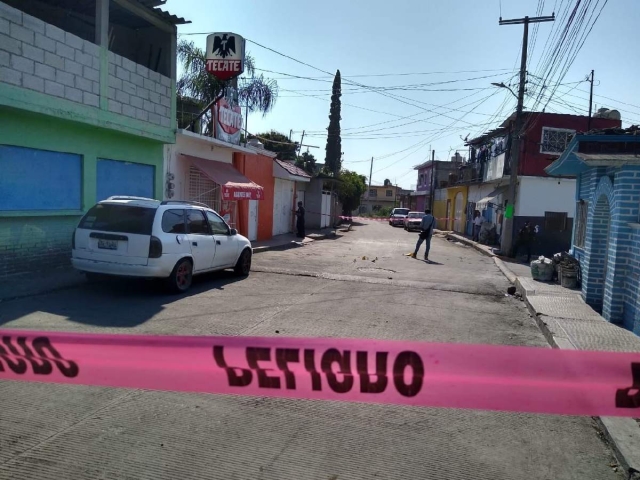 La fachada de la casa resultó con varios orificios.