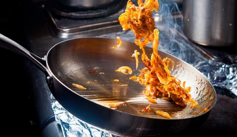 Cómo usar bien una sartén de acero inoxidable sin llenar la cocina de humo