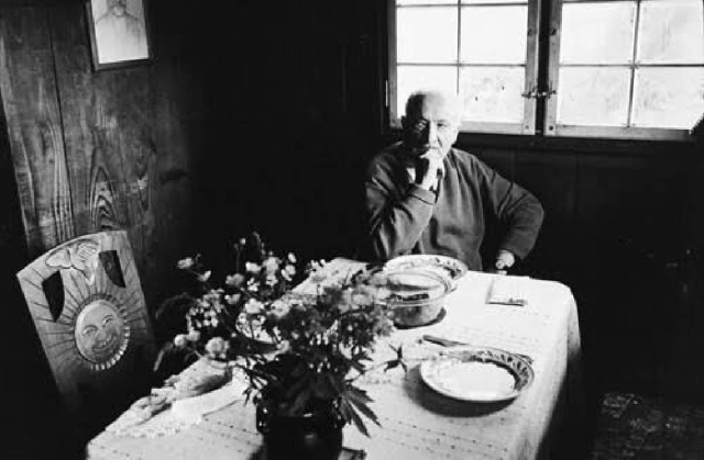 Martin Heidegger en su cabaña. 