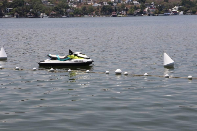 El carril de nado para aguas abiertas y triatl&oacute;n en lago.