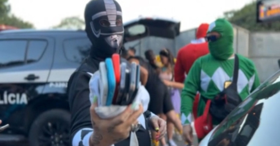 Power Rangers brasileños, policías capturan a ladrón en el Carnaval de São Paulo