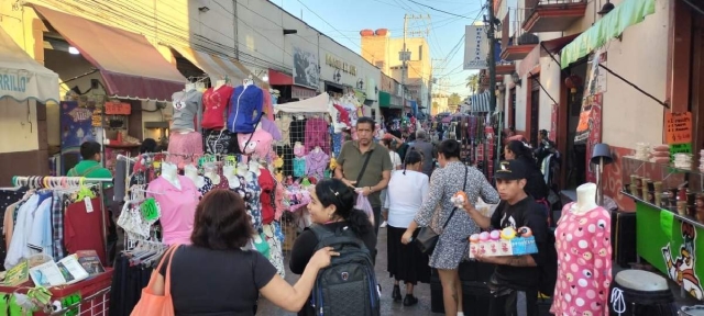  La instalación de los ambulantes impide el libre tránsito en calles del primer cuadro de la ciudad.