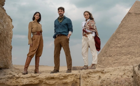 Eiza González y Natalie Portman protagonizan ‘La fuente de la juventud’, la nueva película de Guy Ritchie