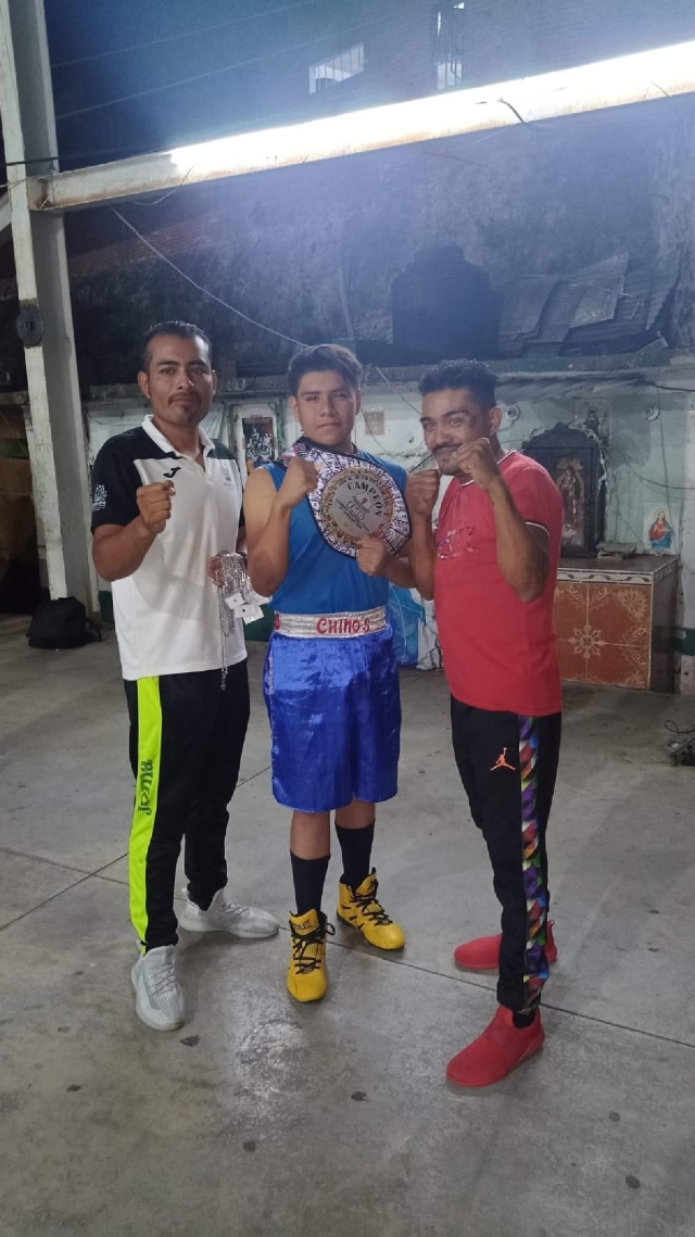 Jesús Eduardo Pedraza se proclamó monarca en la categoría juvenil; el pugilista pertenece al gym Chinos de Acapantzingo.