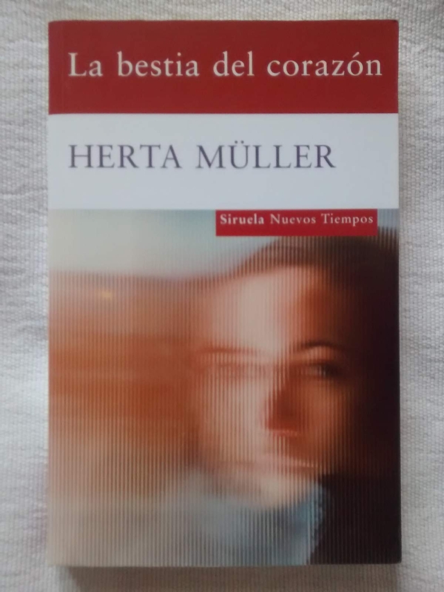 La bestia del corazón (193 páginas) se disfruta y sufre a un tiempo. La traducción de Siruela es de Bettina Blanch Tyroller.