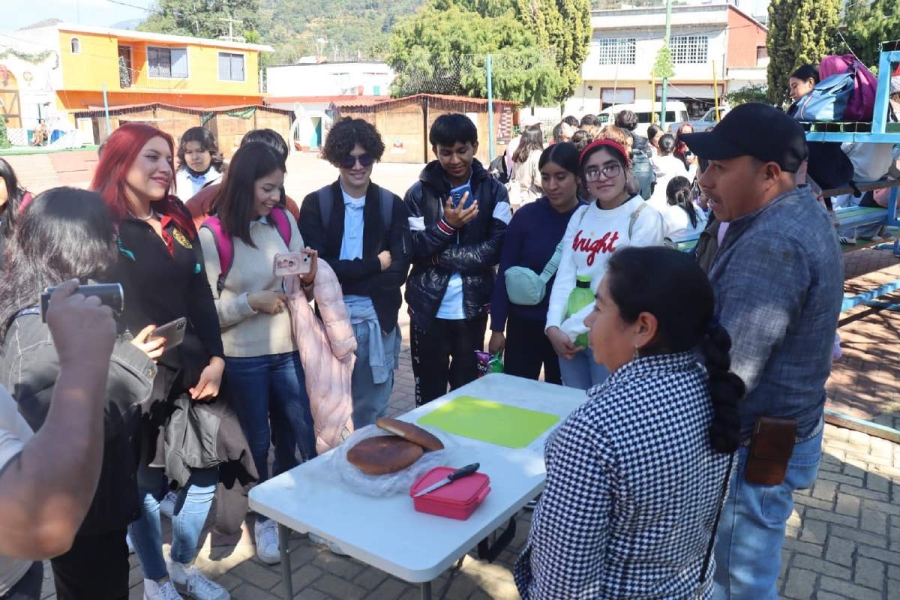 Normalistas visitan Hueyapan para conocer su cultura