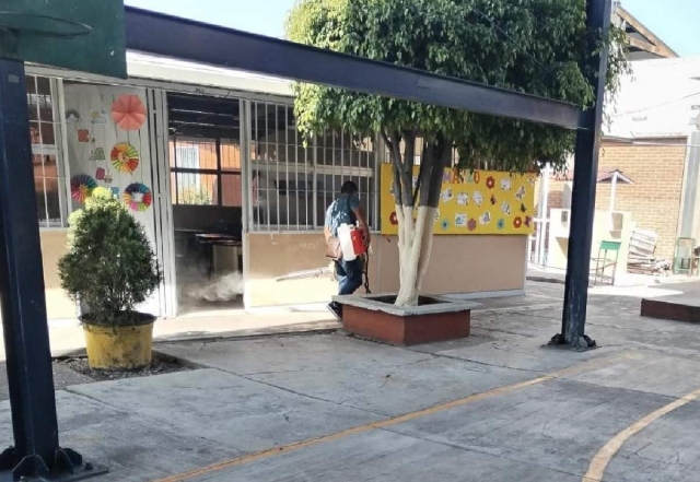 Como parte de las acciones, la brigada realiza nebulizaciones en escuelas y campaña de descacharrización en las comunidades.