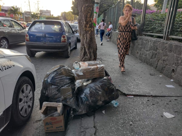 Las multas están vigentes para los ciudadanos que dejen los desechos en la vía pública fuera de los días y horarios establecidos, recordaron las autoridades municipales. 