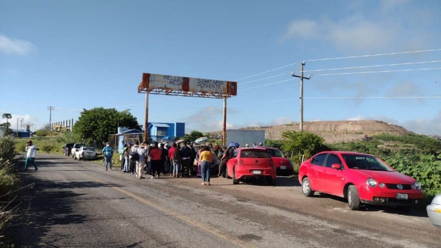  Los inconformes se mantuvieron alrededor de diez horas en el bloqueo.