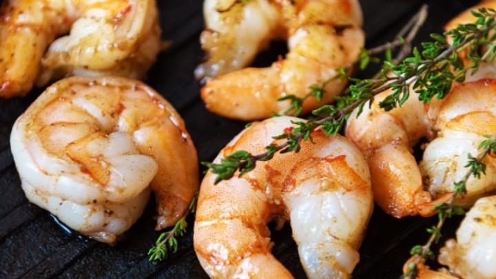 Camarones a la mantequilla con ensalada, una deliciosa cena que tienes que preparar