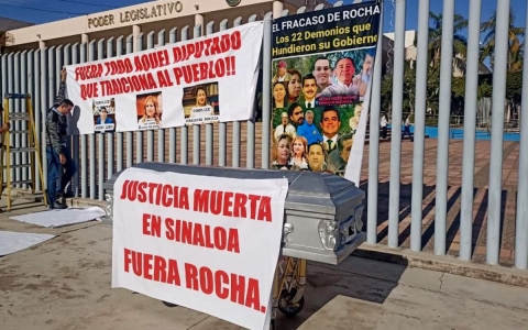 Manifestantes en Congreso de Sinaloa exigen destitución de Rubén Rocha