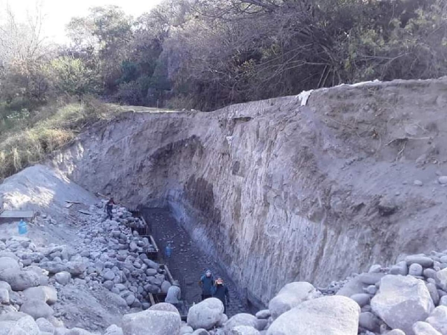 Los socavones afectan el abastecimiento de agua para la presa de El Rodeo.