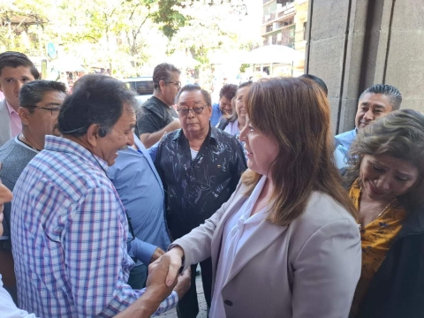 La titular del Poder Ejecutivo dialogó con un grupo de taxistas en el zócalo de Cuernavaca después de un acto de entrega de motopatrullas.  
