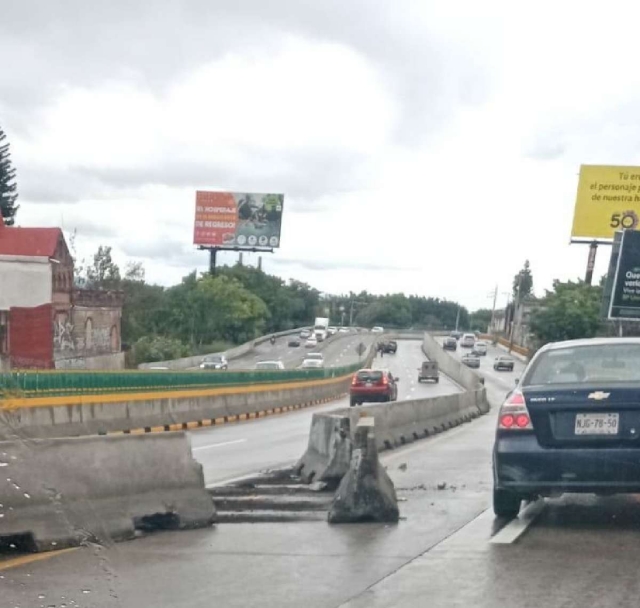 Algunos bloques del muro de contención quedaron fuera de lugar tras el impacto.