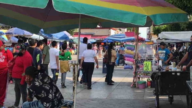 La instalación del tianguis de ambulantes genera movilidad de personas en el primer cuadro de la Heroica.