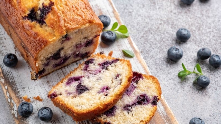 Aprovecha las tardes de otoño para comer un sabroso panqué de naranja y arándanos