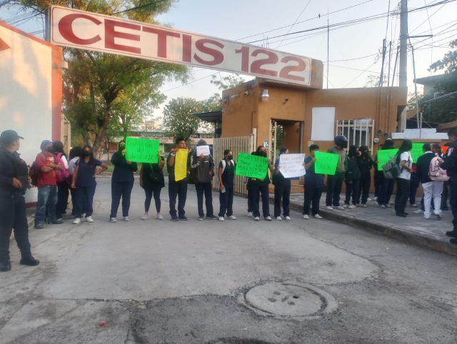 Toman plantel estudiantes del CETis 122 de Xoxocotla; dialogan con autoridades educativas
