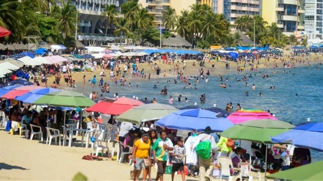 Sin temor al COVID-19, turistas disfrutan de las playas.