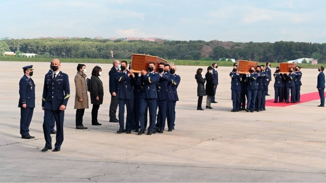 Llegan a España cuerpos de periodistas y activista asesinados.