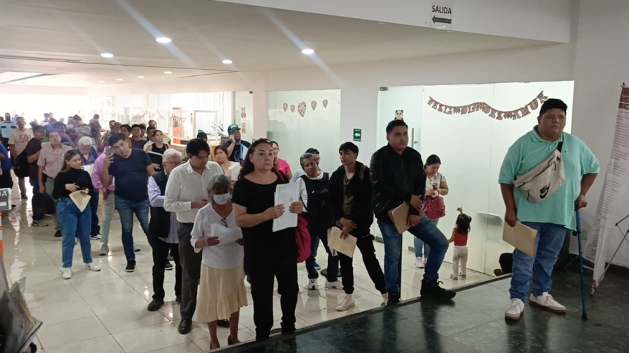 Continúan largas filas para realizar trámites en Movilidad y Transporte