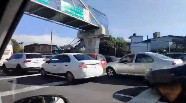 Tráfico intenso en paso exprés en acceso al norte de Cuernavaca