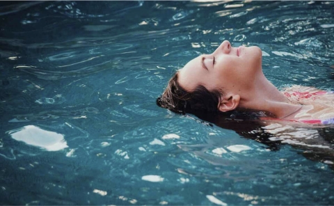 ¿Usas lentes de contacto? Evita nadar con ellos