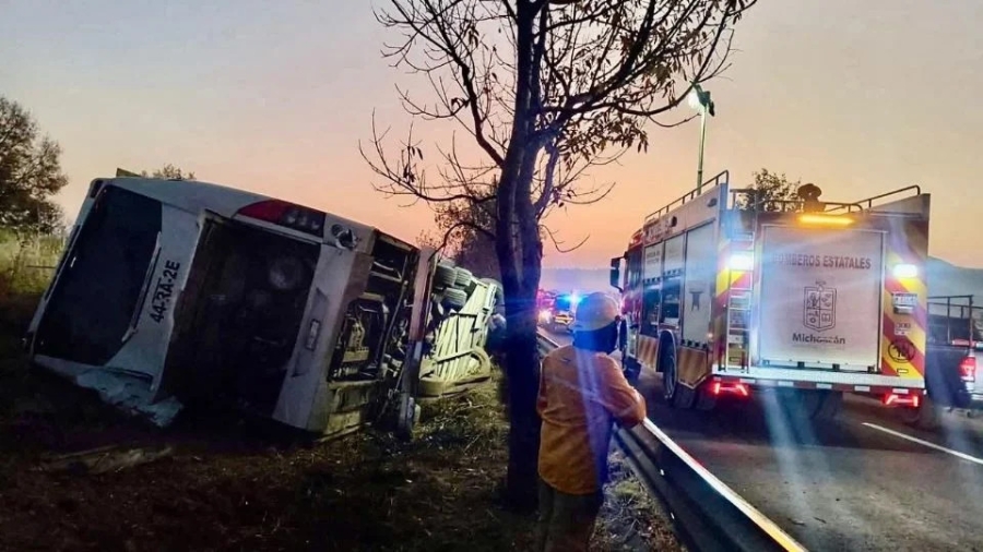 Volcadura de autobús en Michoacán deja siete fallecidos y 26 heridos