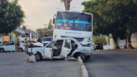 Uno de los veh&iacute;culos fue aplastado por la &ldquo;ruta&rdquo;.