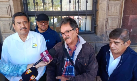 L&iacute;deres taxistas y concesionarios piden renuncia del titular de Movilidad y Transporte