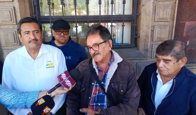 L&iacute;deres taxistas y concesionarios piden renuncia del titular de Movilidad y Transporte