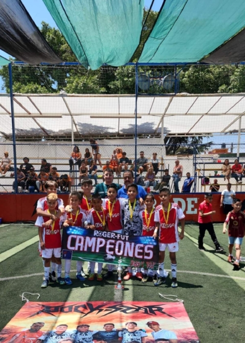 Los Supercampeones muestran su trofeo que los acredita como monarcas del Torneo Sub-10 de la cancha de futbol rápido Roger Fut.