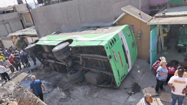 Volcadura de autobús en Tlalnepantla deja al menos 20 heridos