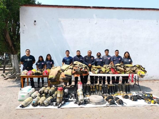 El Cuerpo de Bomberos Voluntarios de Tehuixtla recibió una dotación de equipo que le será de gran utilidad, afirmó su comandante.